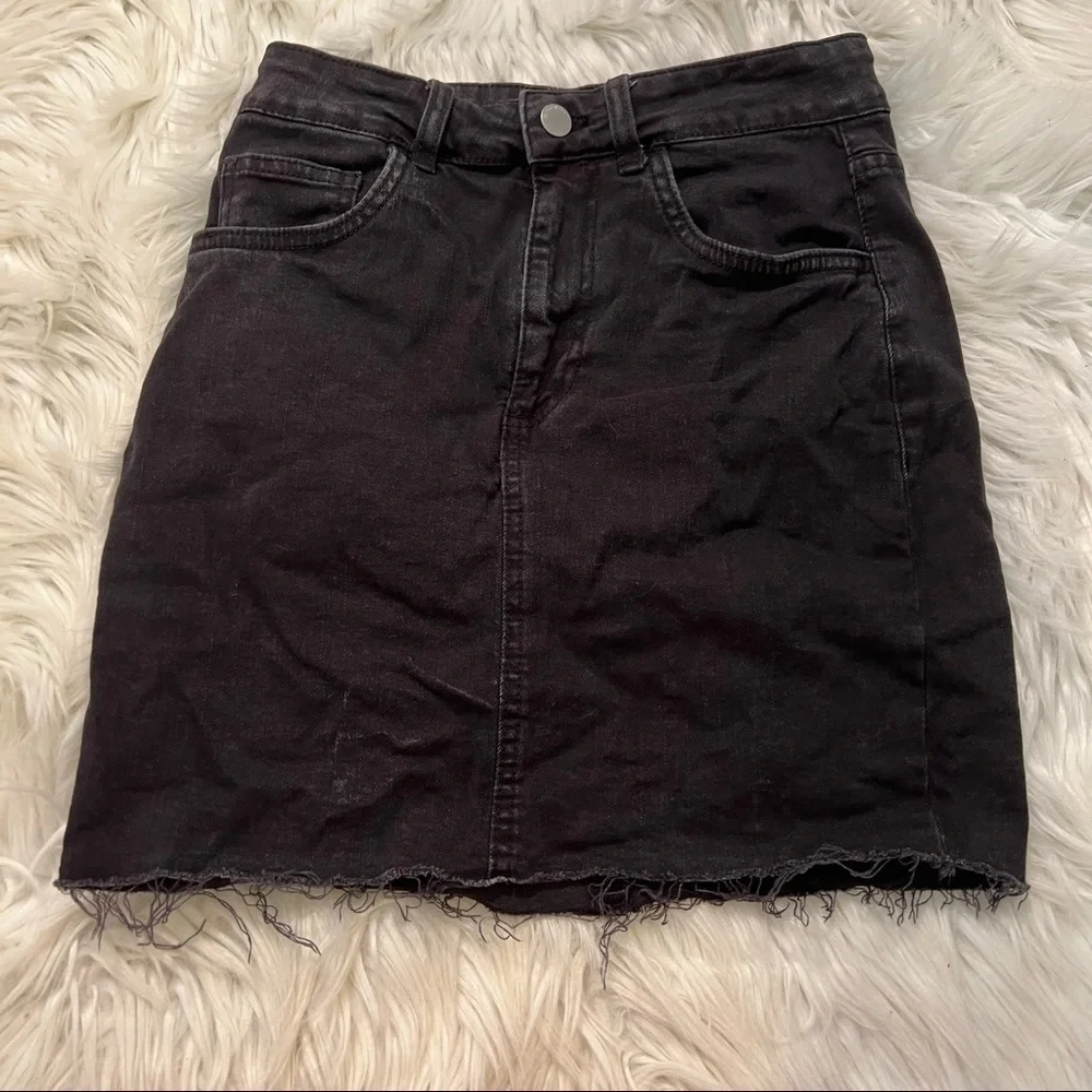 Cotton On Women's Size 4 Denim Mini Skirt Raw Hem Black Stretch Cotton High Rise